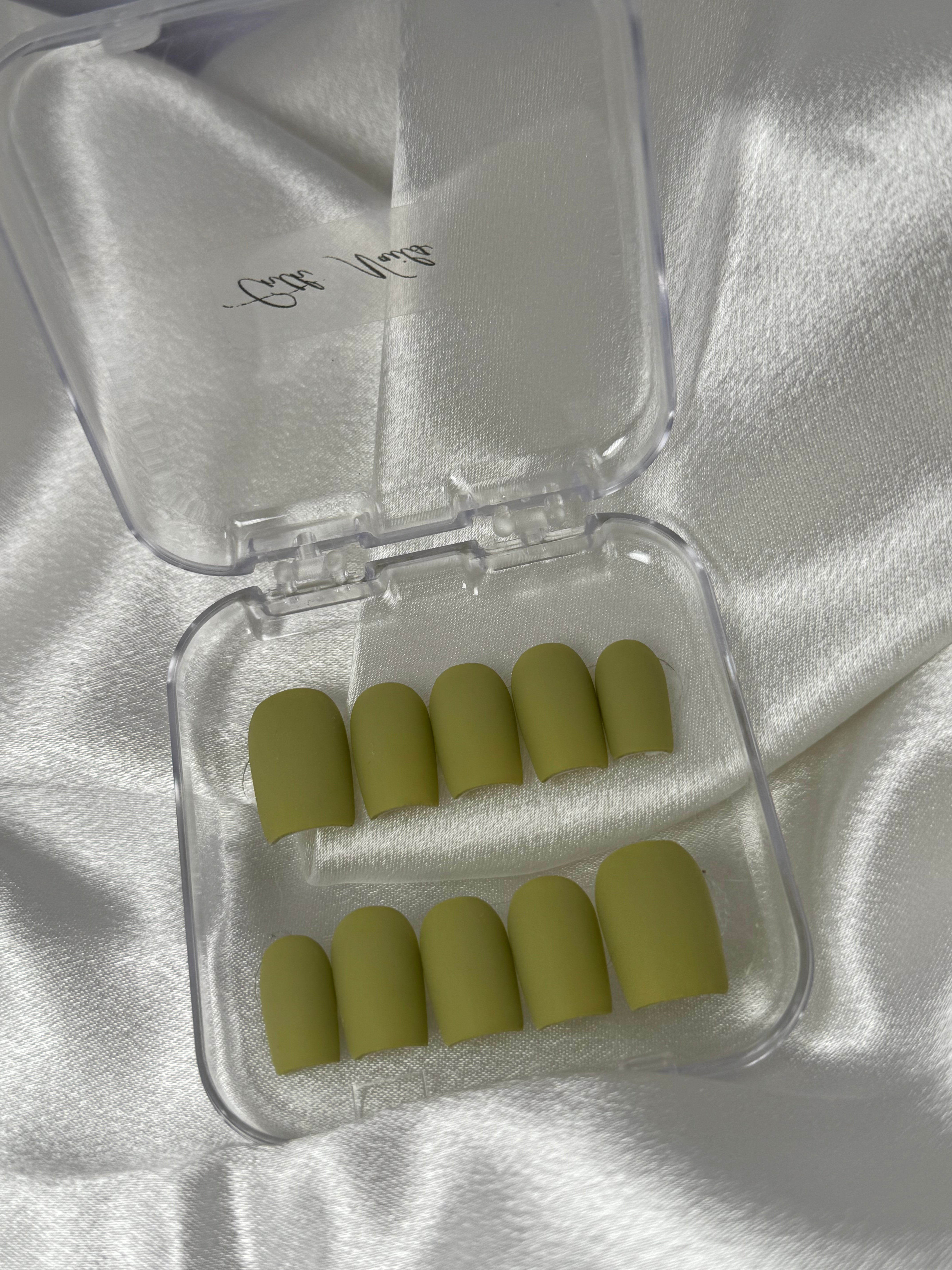 cnth-nails-neutral-pistachio-faux-ongles-vert-pistache-mat-x10 image 2