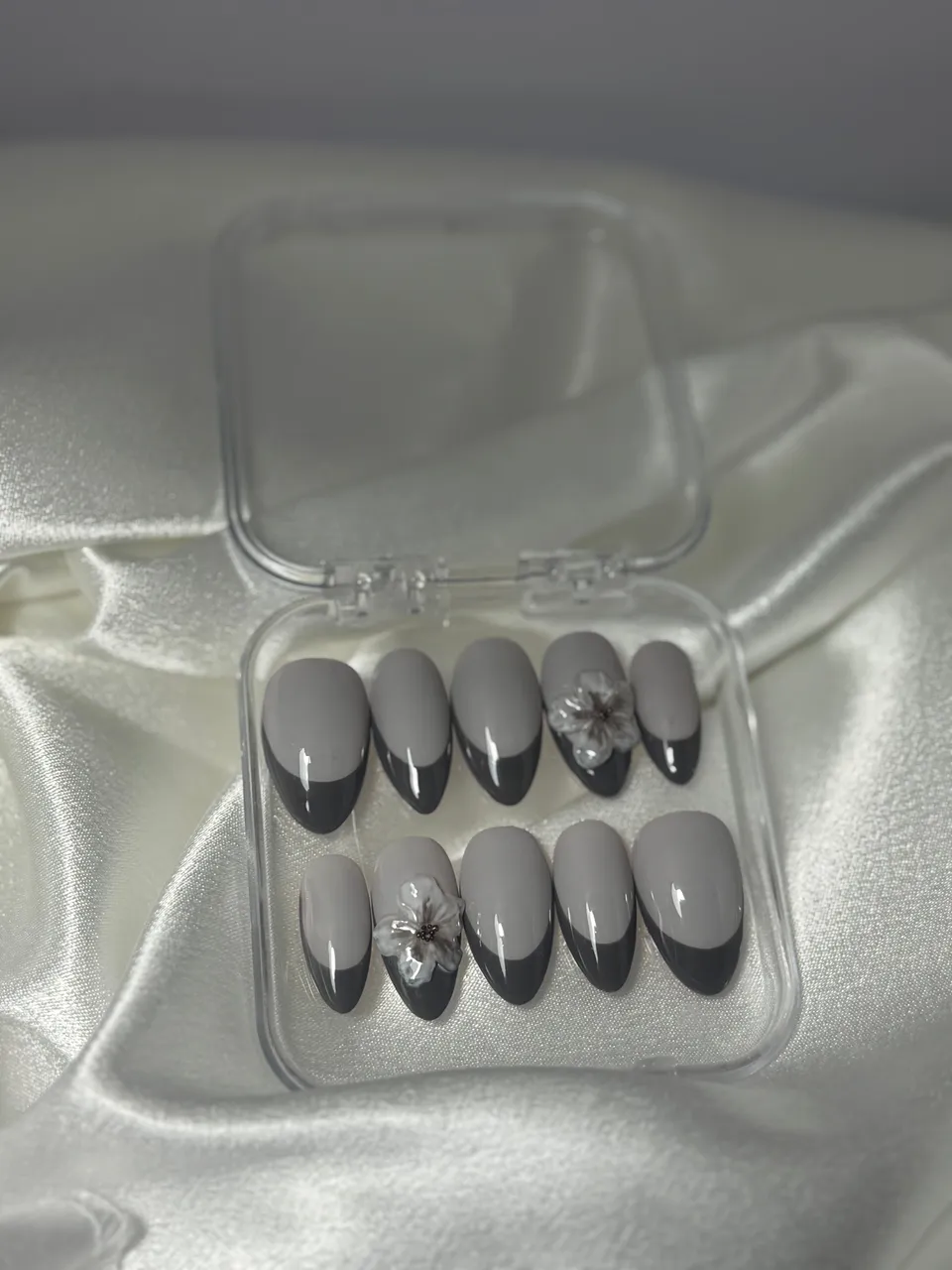 cnth-nails-press-on-nails-grey-faux-ongles-10-capsules-french-fleur image 1